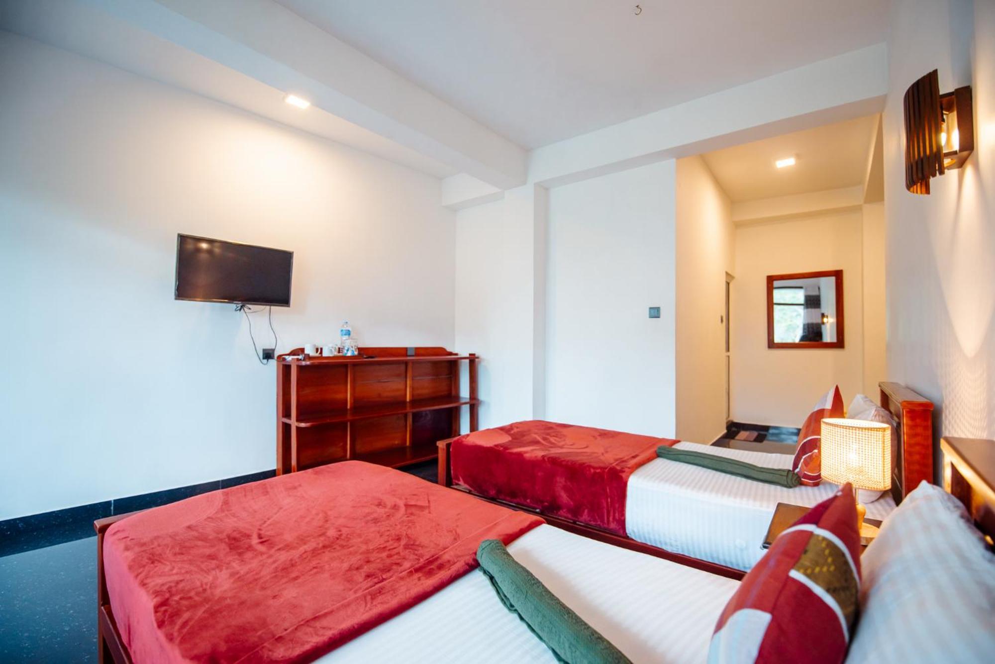 Adams Peak Inn Nallathanniya Bagian luar foto